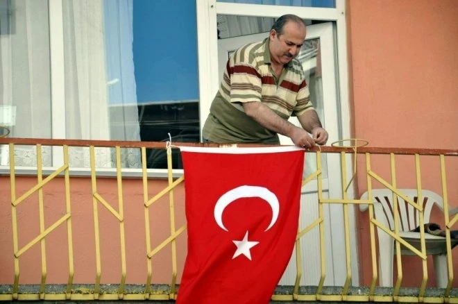 Balkona Türk bayrağı asan bir vatandaş